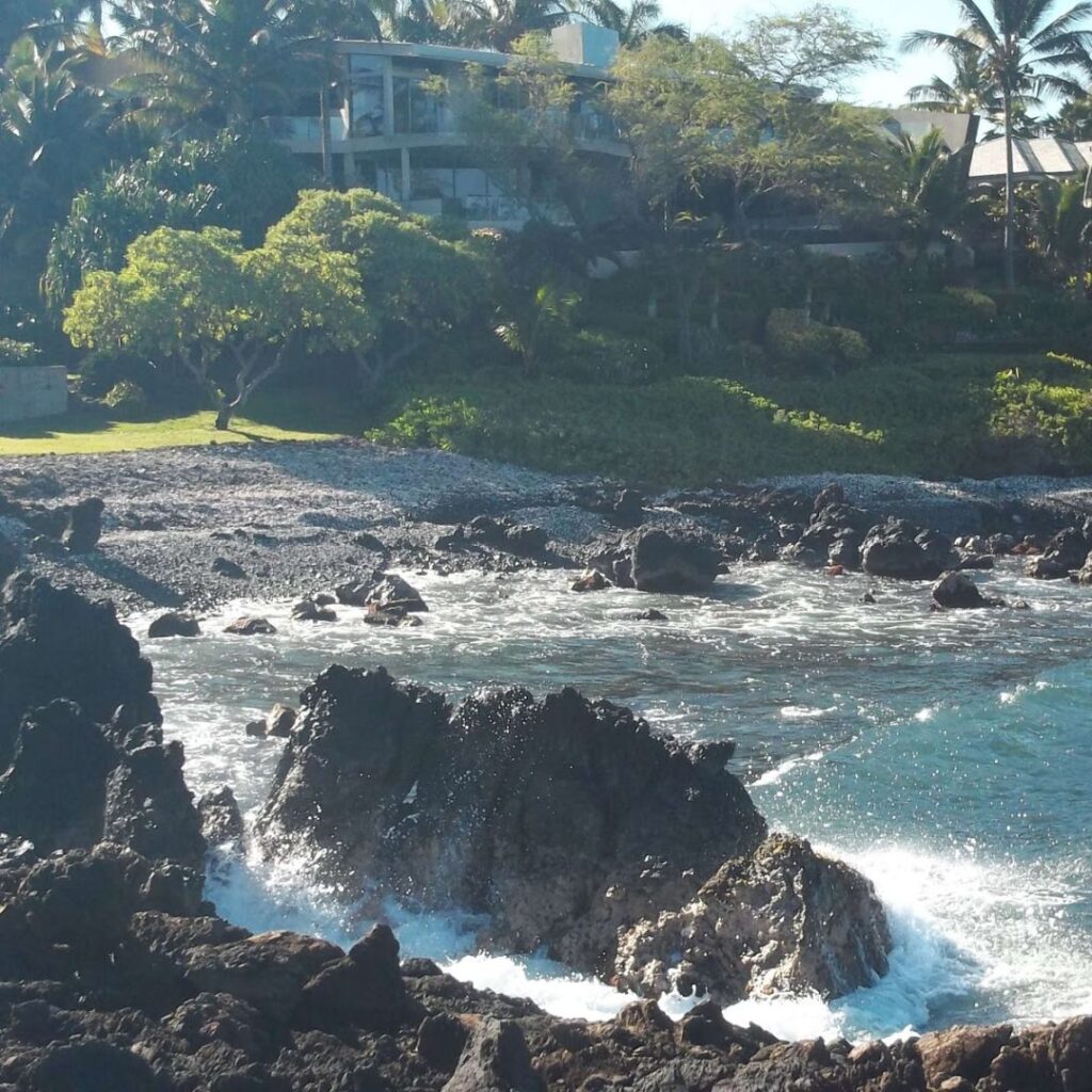 Snorkeling on Maui: The Ultimate Guide To 27 Amazing Spots Hawaii Calling a rocky beach with trees and houses