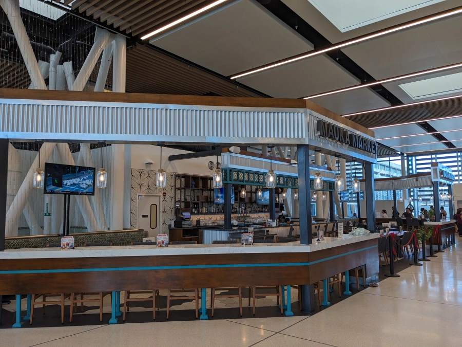 Hawaiian Airlines Terminal Newest Restaurant Getting Rave Reviews Hawaii Calling a large building with a bar and people