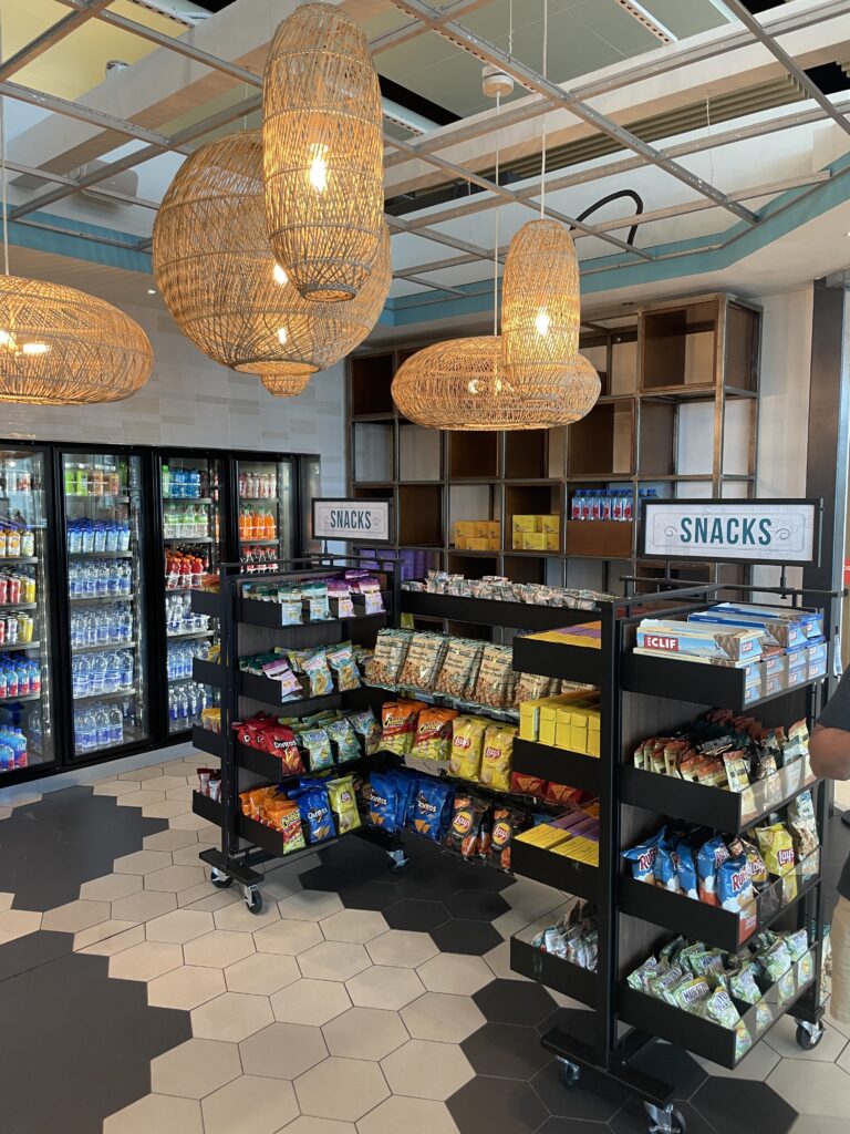 Mauka Market Restaurant Review | Excellent Food At Honolulu Airport Hawaii Calling a store with shelves of snacks and drinks