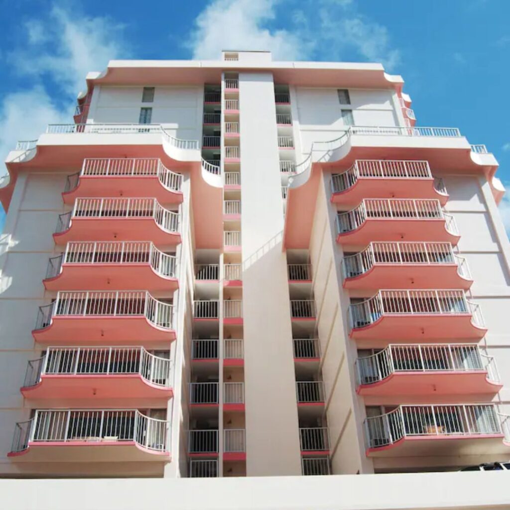 20 Best Budget Hotels On Oahu (2025) Comfort and Convenience for Every Wallet Hawaii Calling a building with many balconies