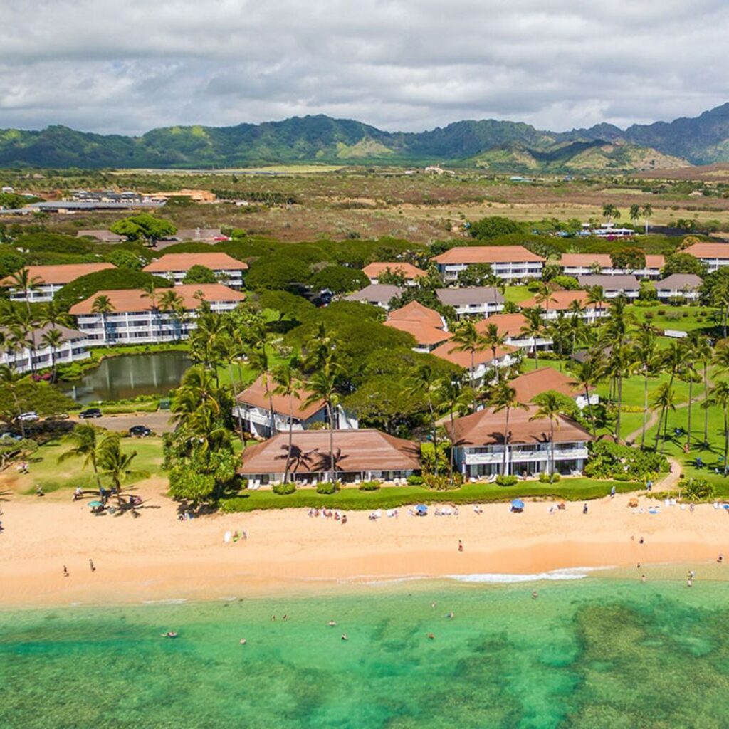 12 Best Family Hotels On Kaua'i for a Dream Hawaiian Vacation Hawaii Calling a beach with buildings and trees