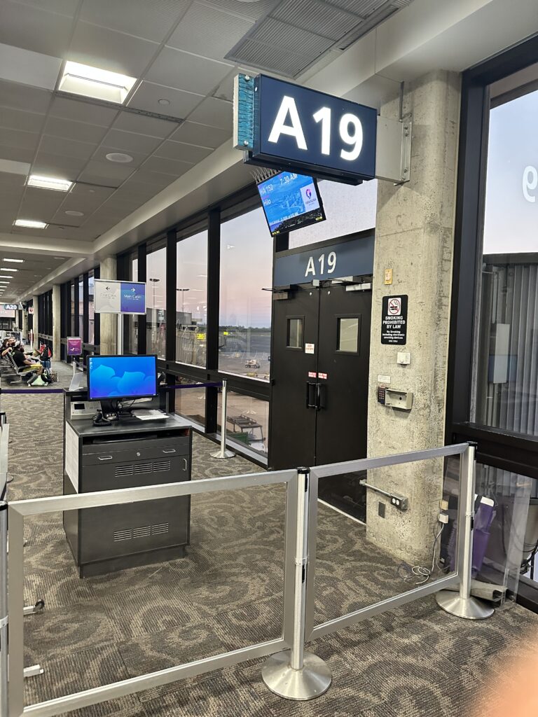 Review: Hawaiian Airlines Boeing 717 Economy HNL-KOA Hawaii Calling a room with a computer and a gate