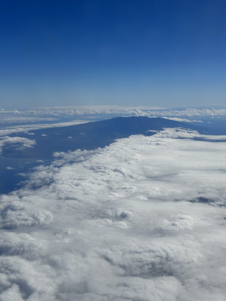 Review: Hawaiian Airlines Boeing 717 Economy HNL-KOA Hawaii Calling a view of a mountain from above