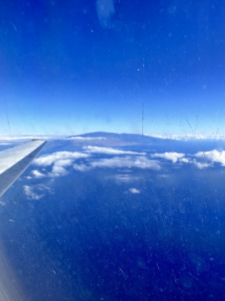 Review: Hawaiian Airlines Boeing 717 Economy HNL-KOA Hawaii Calling an airplane wing and blue sky