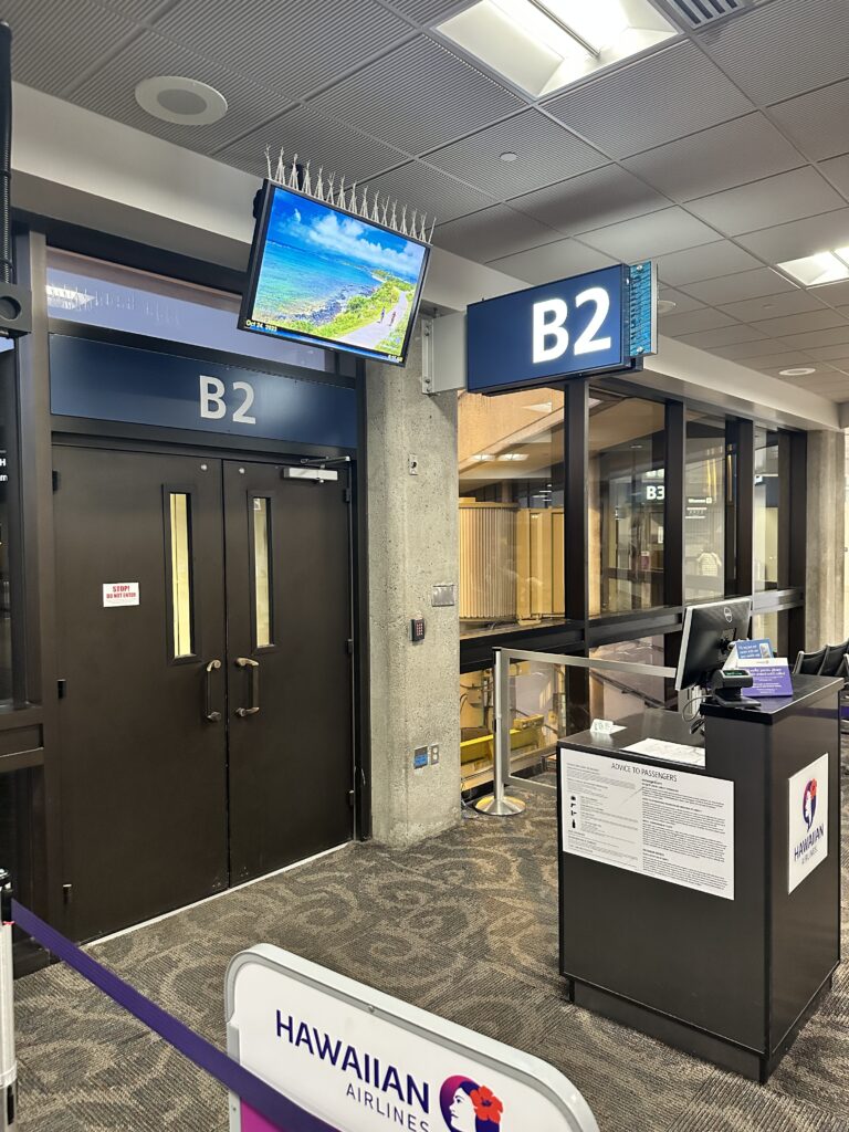 Review: Hawaiian Airlines Honolulu to Hilo | Boeing 717 | HNL-ITO Hawaii Calling a building with a sign and a computer