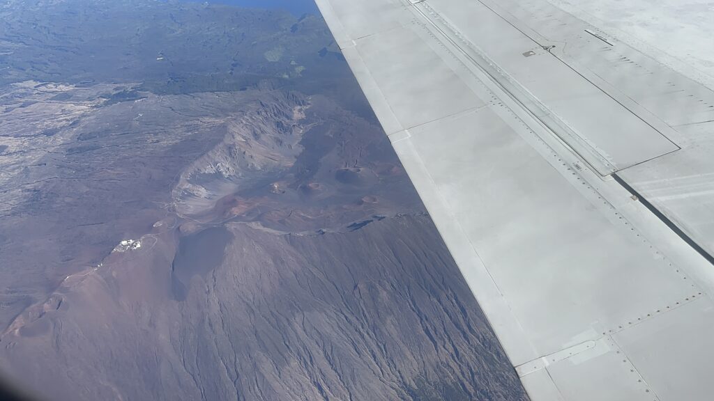 Review: Hawaiian Airlines Honolulu to Hilo | Boeing 717 | HNL-ITO Hawaii Calling an airplane wing and a landscape