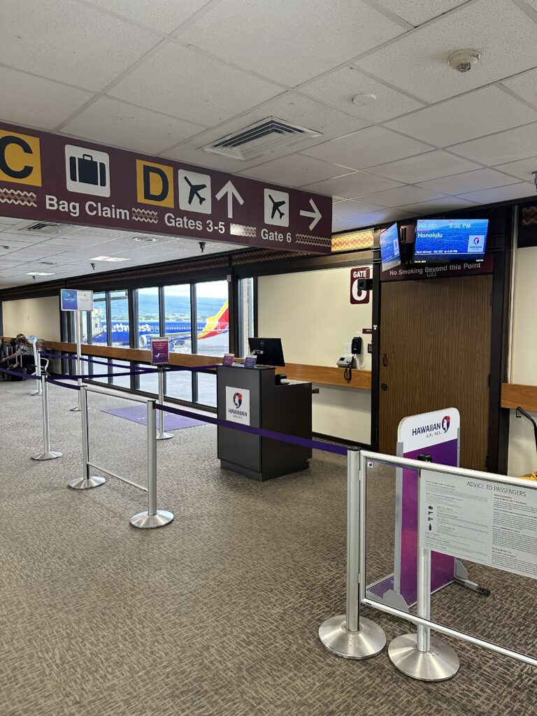 Review: Hawaiian Airlines Hilo To Honolulu | Boeing 717 | ITO-HNL Hawaii Calling a row of barriers in a airport