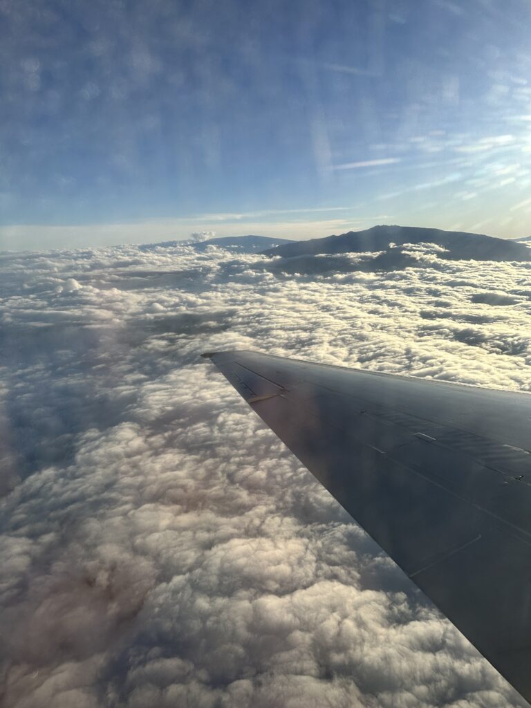 Review: Hawaiian Airlines Hilo To Honolulu | Boeing 717 | ITO-HNL Hawaii Calling an airplane wing above the clouds