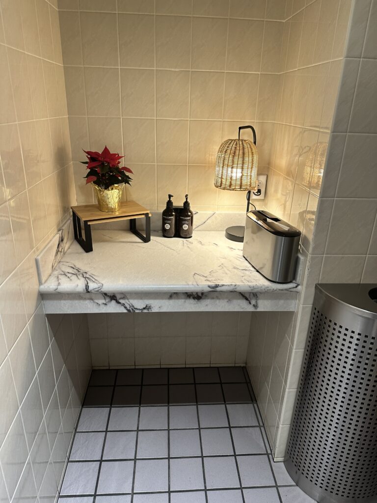 Delta Sky Club Honolulu | Guide & Review (2025) Hawaii Calling a bathroom with a marble counter top