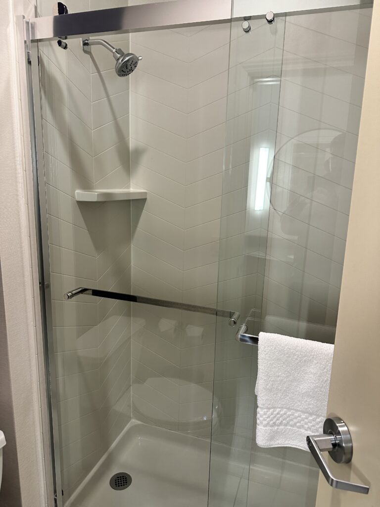 Review: Fairfield Inn & Suites Seattle Sea-Tac Airport Hawaii Calling a shower with a white towel on a towel rack