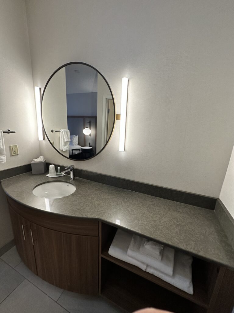 Review: Fairfield Inn & Suites Seattle Sea-Tac Airport Hawaii Calling a bathroom with a round mirror