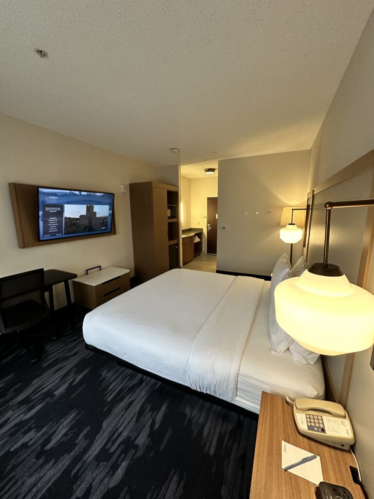 Review: Fairfield Inn & Suites Seattle Sea-Tac Airport Hawaii Calling a room with a bed and a television