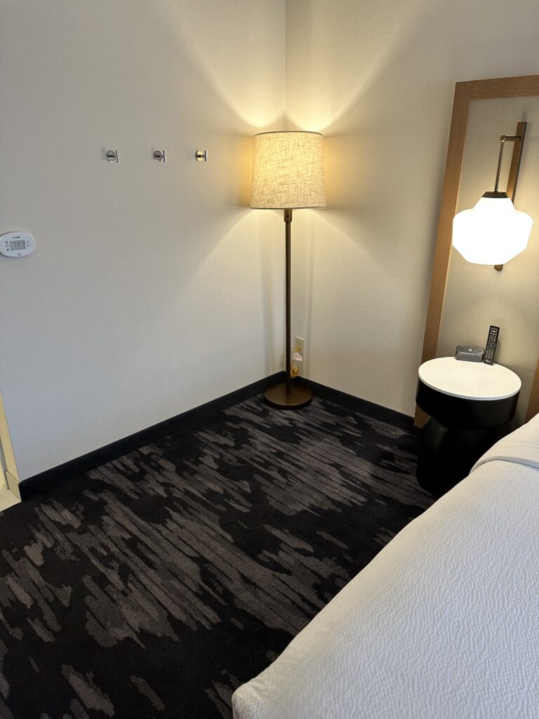 Review: Fairfield Inn & Suites Seattle Sea-Tac Airport Hawaii Calling a room with a lamp and a sink