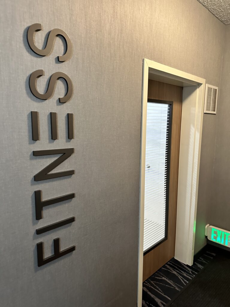 Review: Fairfield Inn & Suites Seattle Sea-Tac Airport Hawaii Calling a sign on a wall