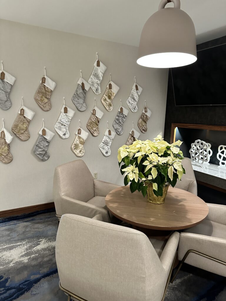 Review: Fairfield Inn & Suites Seattle Sea-Tac Airport Hawaii Calling a room with a table and chairs and a lamp