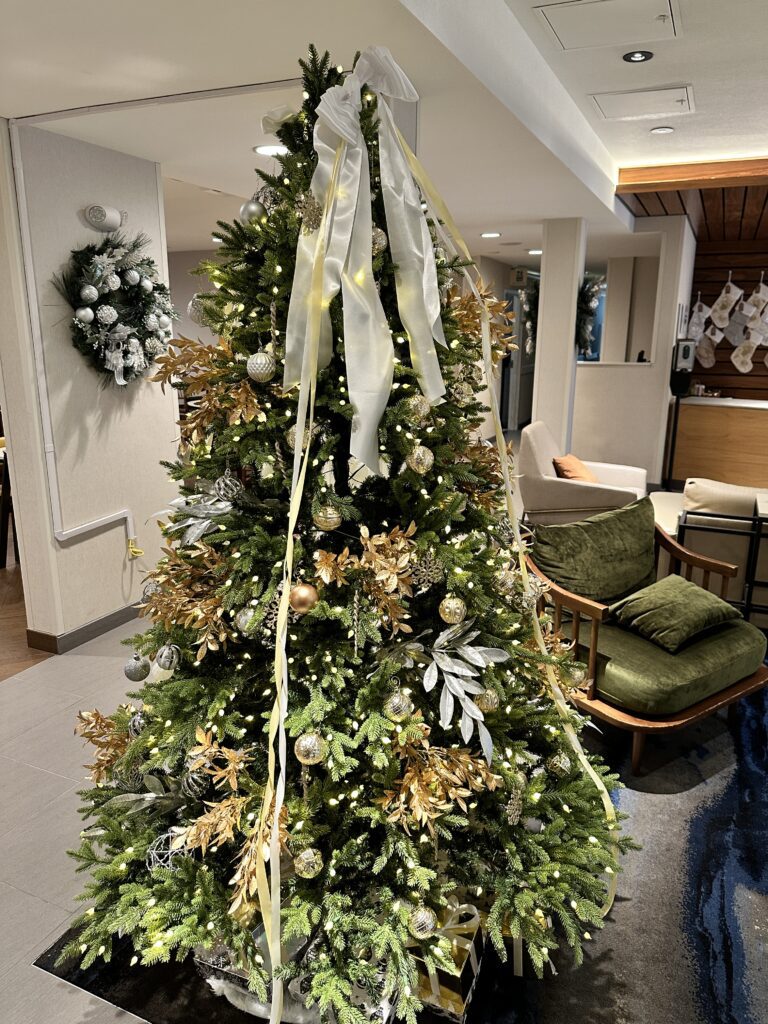 Review: Fairfield Inn & Suites Seattle Sea-Tac Airport Hawaii Calling a christmas tree in a room