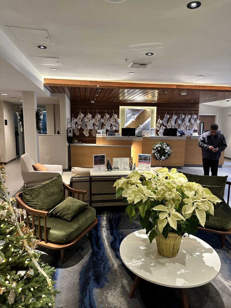 Review: Fairfield Inn & Suites Seattle Sea-Tac Airport Hawaii Calling a room with a christmas tree and a man standing in front of it