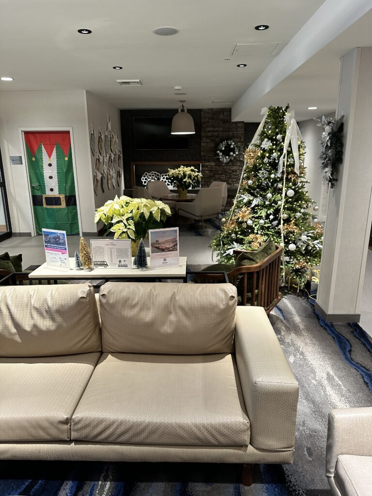 Review: Fairfield Inn & Suites Seattle Sea-Tac Airport Hawaii Calling a couch and christmas tree in a room
