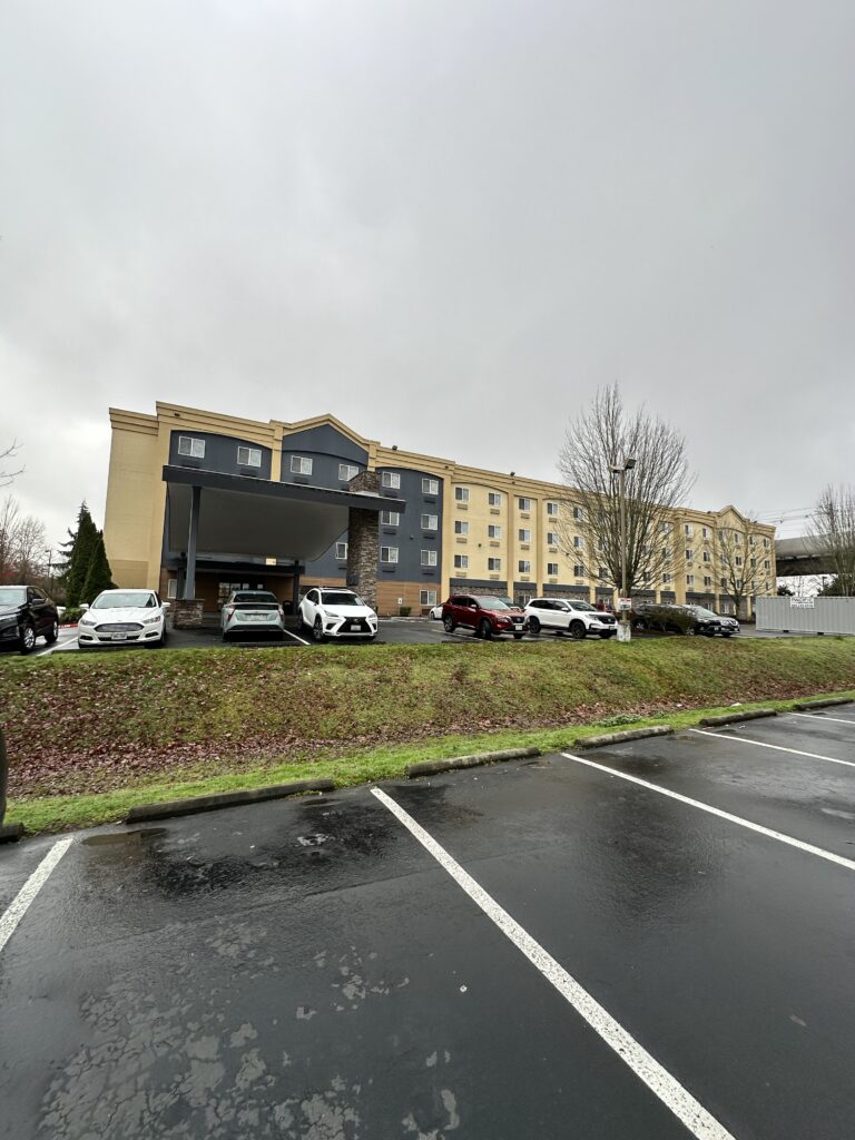 Review: Fairfield Inn & Suites Seattle Sea-Tac Airport Hawaii Calling a parking lot with cars parked in front of a building