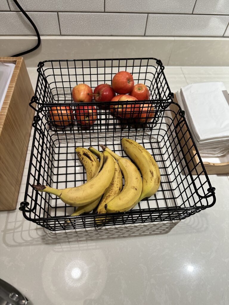 Review: Fairfield Inn & Suites Seattle Sea-Tac Airport Hawaii Calling a basket of fruit and a bunch of bananas