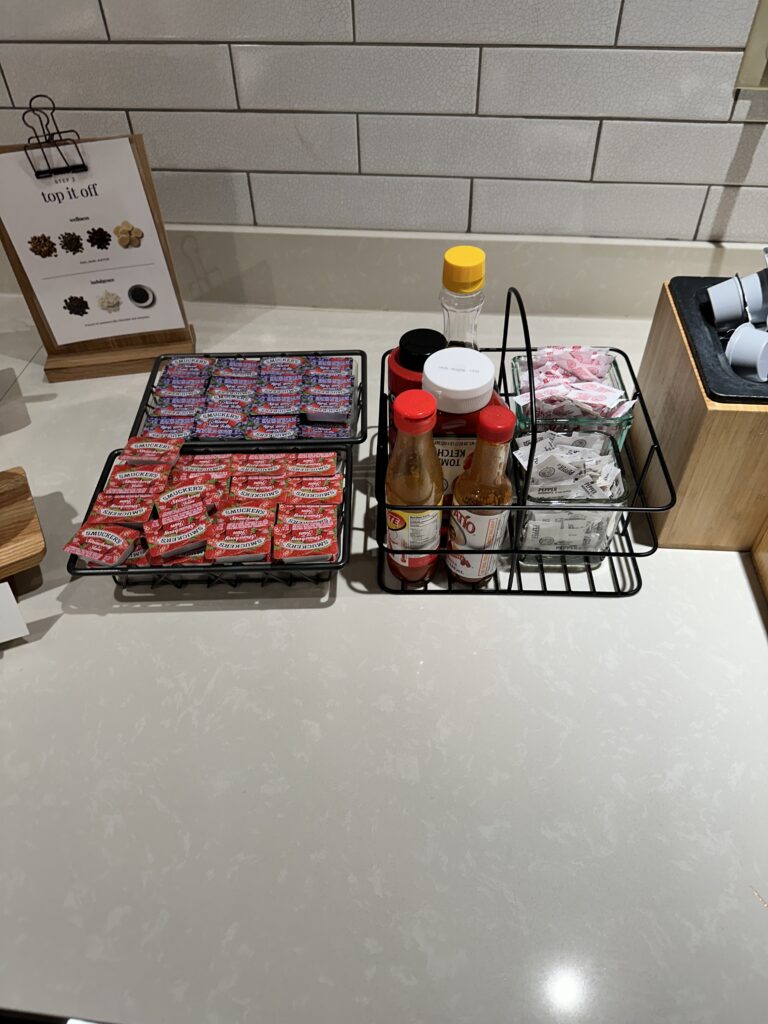 Review: Fairfield Inn & Suites Seattle Sea-Tac Airport Hawaii Calling a group of condiments in a wire rack