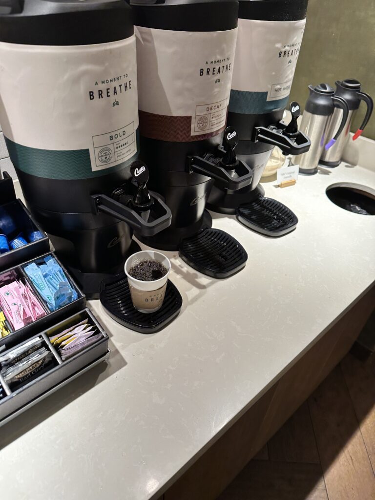 Review: Fairfield Inn & Suites Seattle Sea-Tac Airport Hawaii Calling a group of coffee machines on a counter