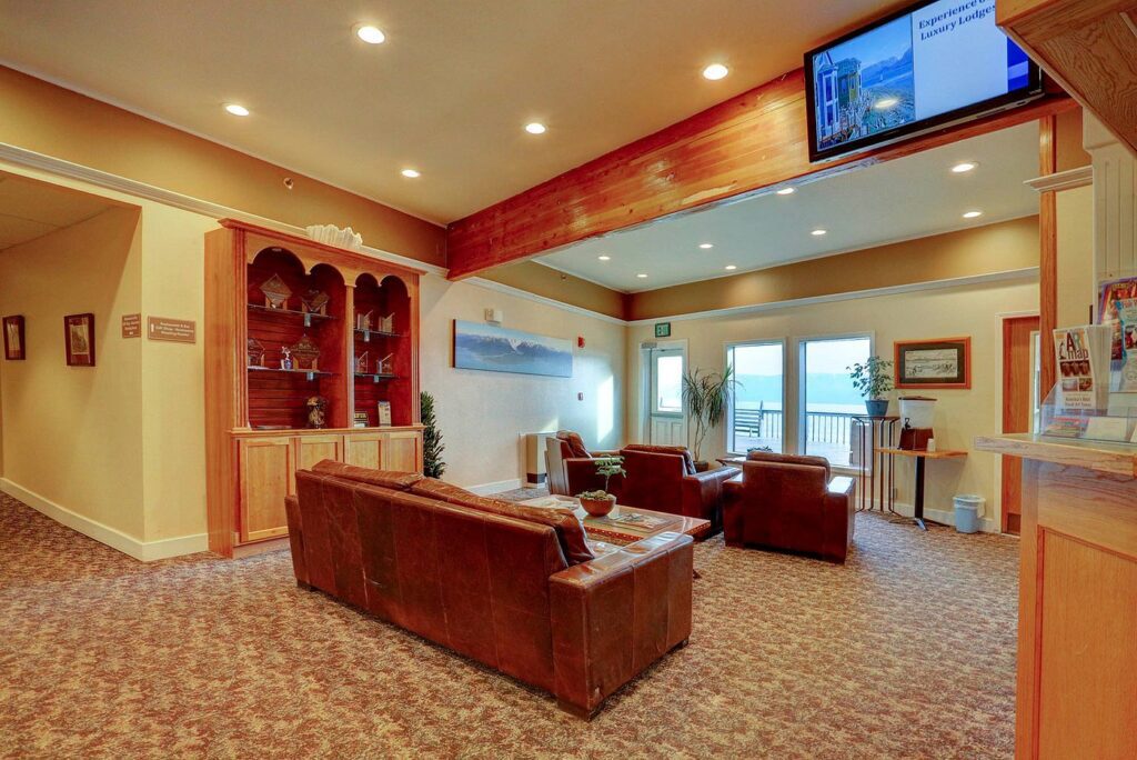 The 5 Best Budget Hotels in Alaska (2024) Hawaii Calling a room with couches and a television