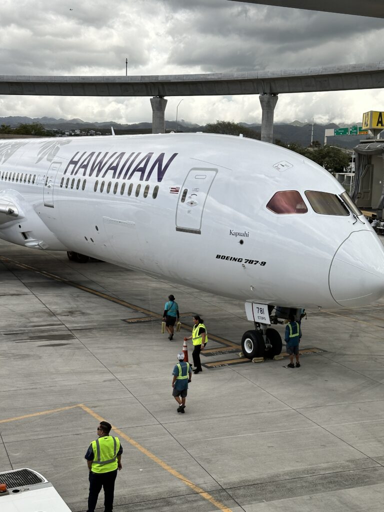A First Class Experience on Hawaiian Airlines Boeing 787 Dreamliner | Leihōkū Suites | HNL-SFO Hawaii Calling Hawaiian Airlines Boeing 787 Dreamliner at gate A2, Honolulu Airport