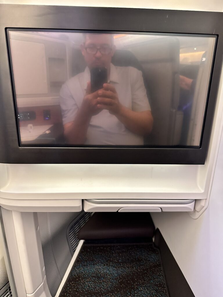 A First Class Experience on Hawaiian Airlines Boeing 787 Dreamliner | Leihōkū Suites | HNL-SFO Hawaii Calling a man taking a selfie in an airplane