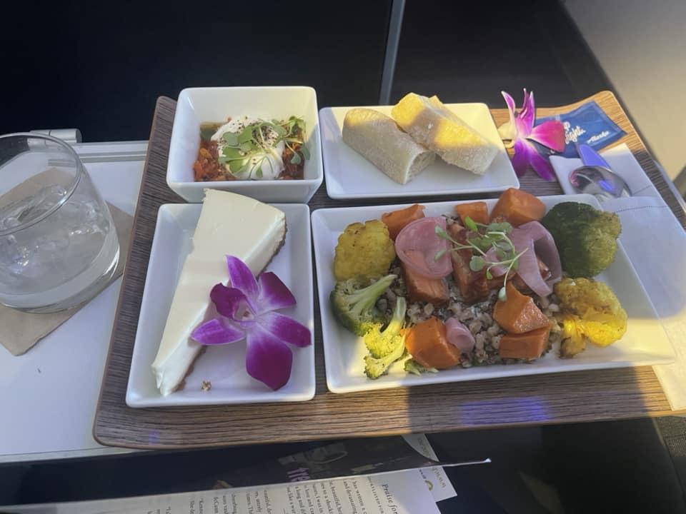 Review: Alaska Airlines Boeing 737 Max 9 First Class SEA-HNL Hawaii Calling a tray of food on a table