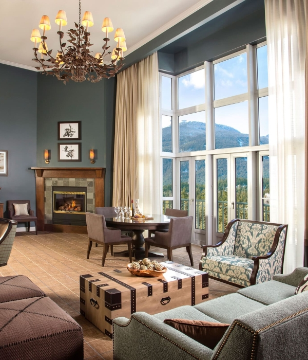 Fairmont Gold Explained: Unlock the Secrets of This Exclusive ‘Hotel Within a Hotel Hawaii Calling a living room with a fireplace and couches