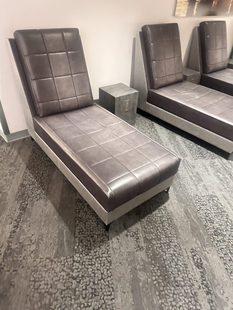 Review: American Airlines A321neo Los Angeles (LAX) - Honolulu (HNL) Economy Hawaii Calling a group of chairs on a carpeted floor