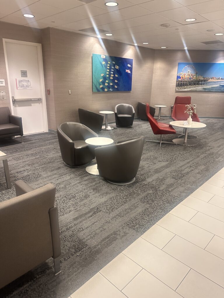 Review: American Airlines A321neo Los Angeles (LAX) - Honolulu (HNL) Economy Hawaii Calling a room with chairs and tables