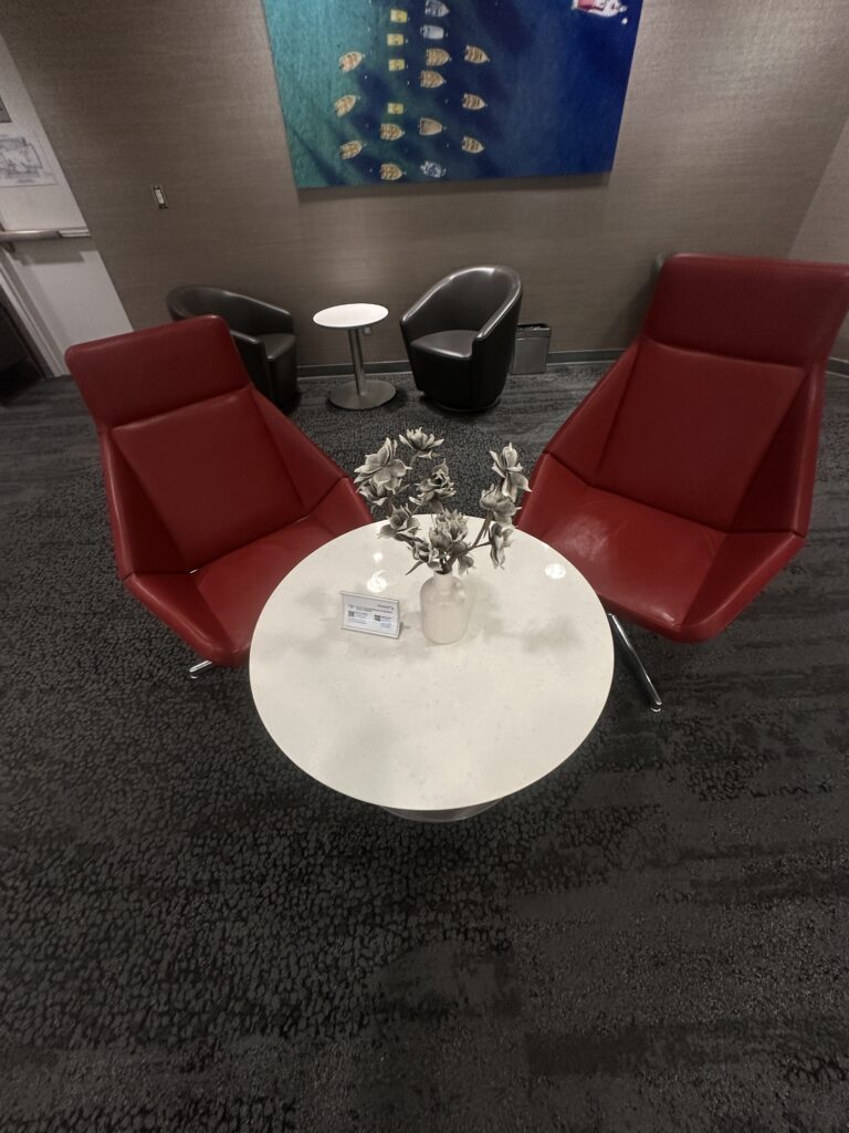 Review: American Airlines A321neo Los Angeles (LAX) - Honolulu (HNL) Economy Hawaii Calling a group of chairs on a table