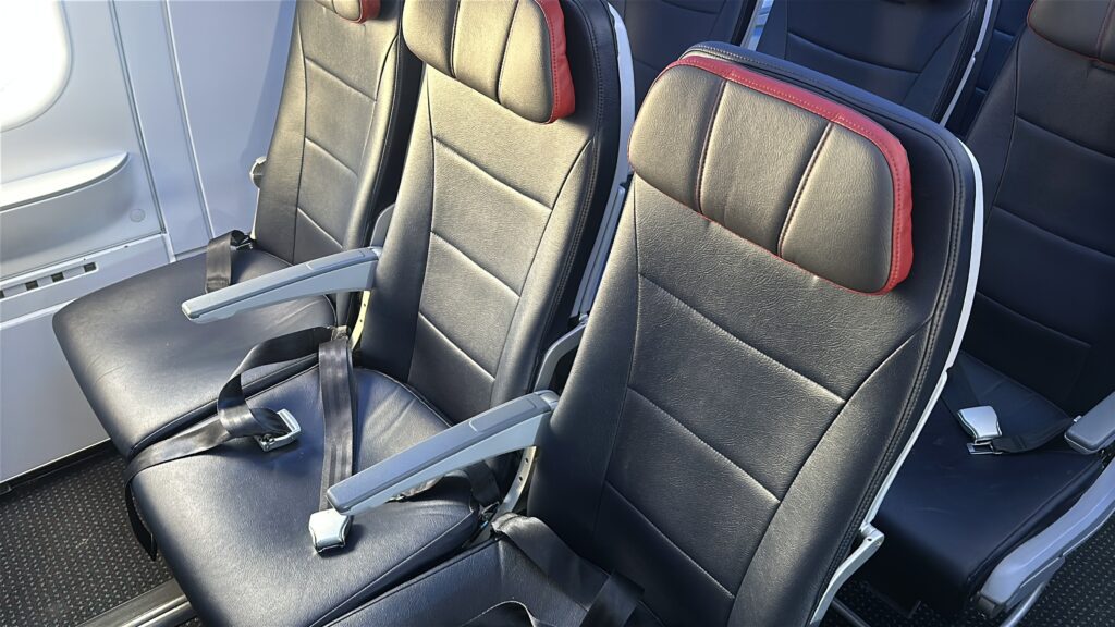 Review: American Airlines A321neo Los Angeles (LAX) - Honolulu (HNL) Economy Hawaii Calling a row of seats in a plane