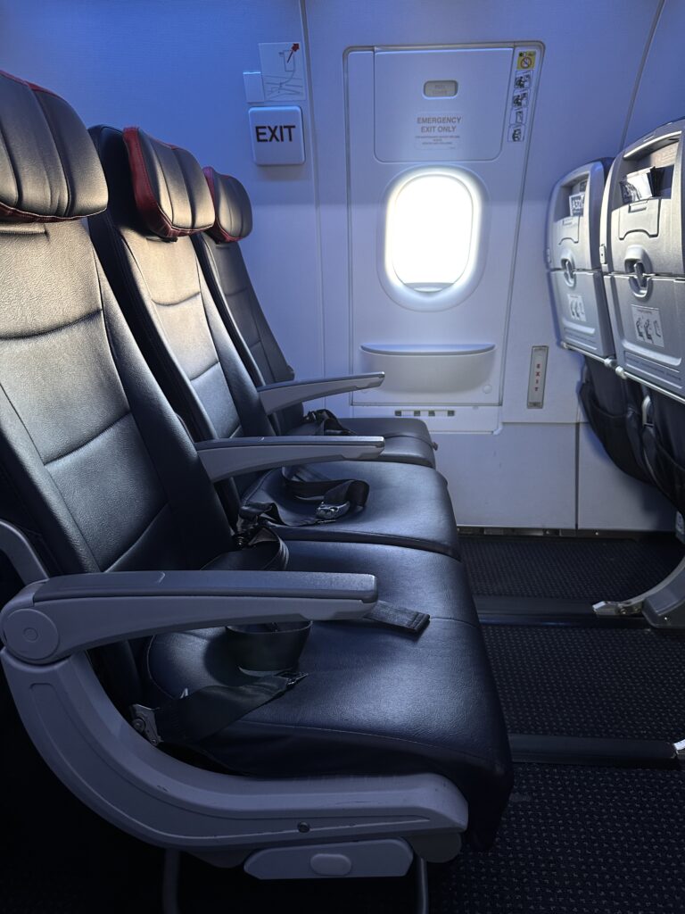 Review: American Airlines A321neo Los Angeles (LAX) - Honolulu (HNL) Economy Hawaii Calling a row of seats in an airplane