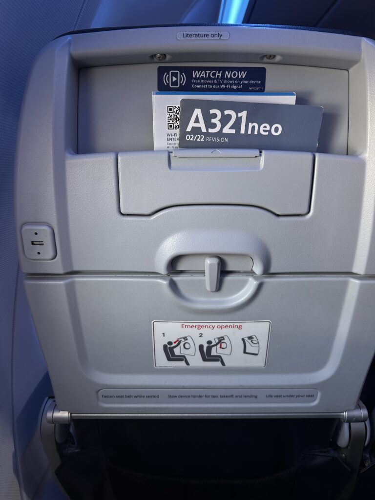 Review: American Airlines A321neo Los Angeles (LAX) - Honolulu (HNL) Economy Hawaii Calling a seat with a card in the front