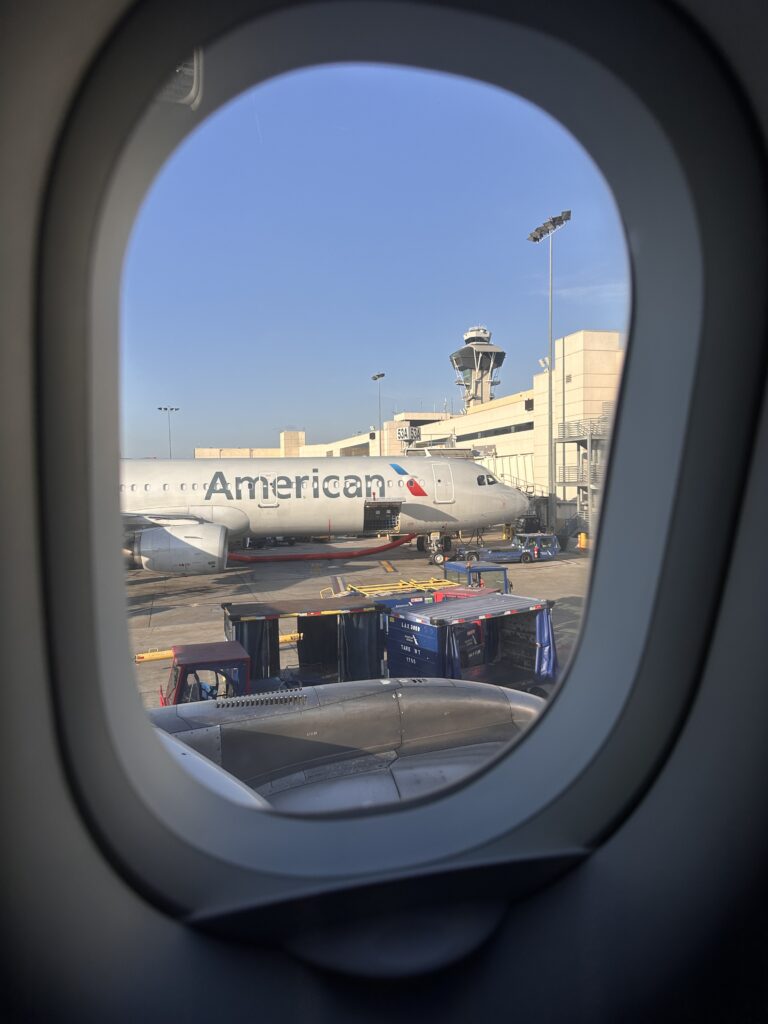 Review: American Airlines A321neo Los Angeles (LAX) - Honolulu (HNL) Economy Hawaii Calling a plane outside a window