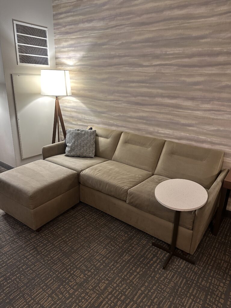 Residence Inn Oahu Kapolei: A Smart Option for Longer Stays on Oʻahu Hawaii Calling a couch with a lamp in a room