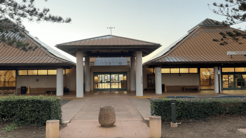 Flight Review: Mokulele Airlines – Lanai (LNY) to Honolulu (HNL) Hawaii Calling a building with a large stone pot and a stone vase