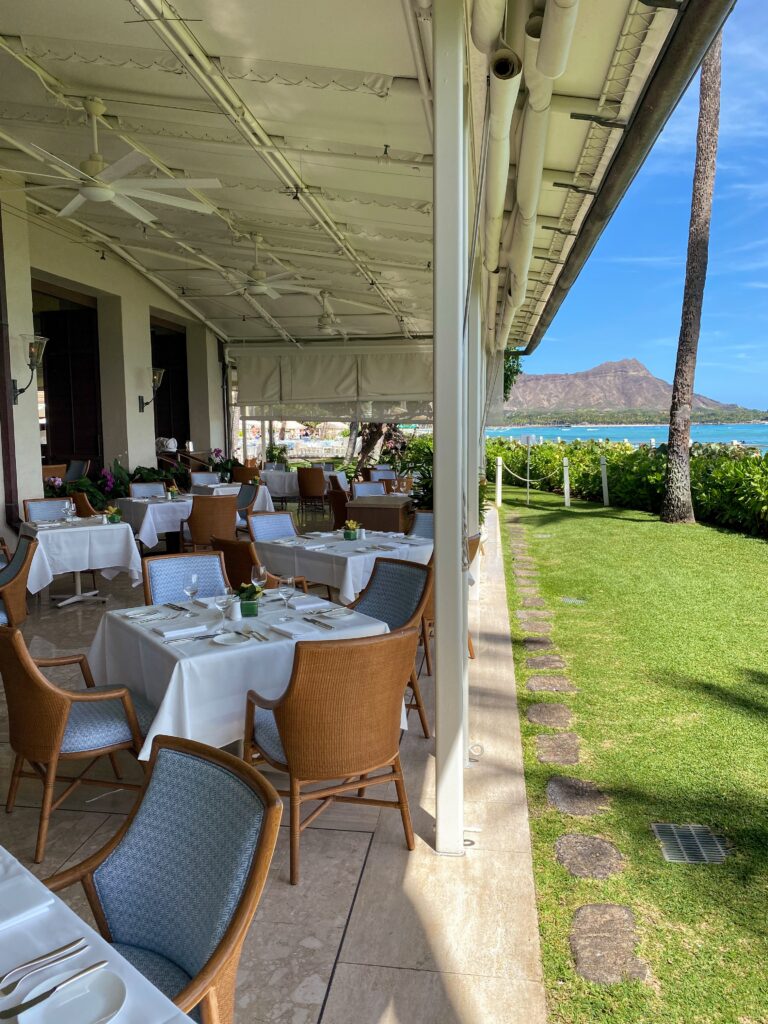 Hawai'i’s Michelin Key Hotels: A Complete Guide to the Islands’ Top Luxury Properties (2025) Hawaii Calling a restaurant with tables and chairs