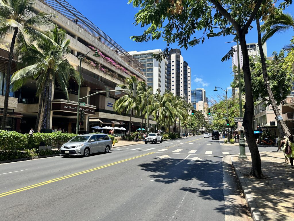 Best Time to Visit O‘ahu: Weather, Crowds & Culture Hawaii Calling a street with trees and buildings in the background